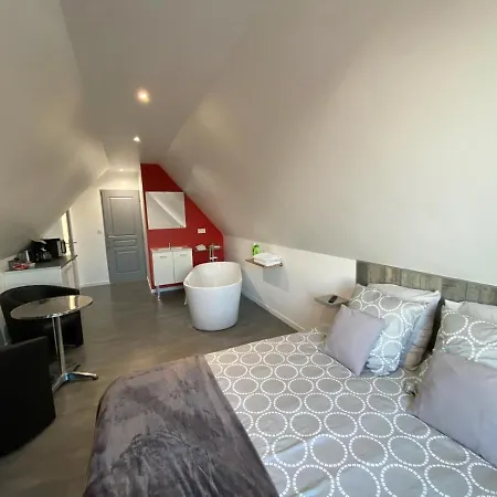 Les Charmes 3 Bed and Breakfast Isques